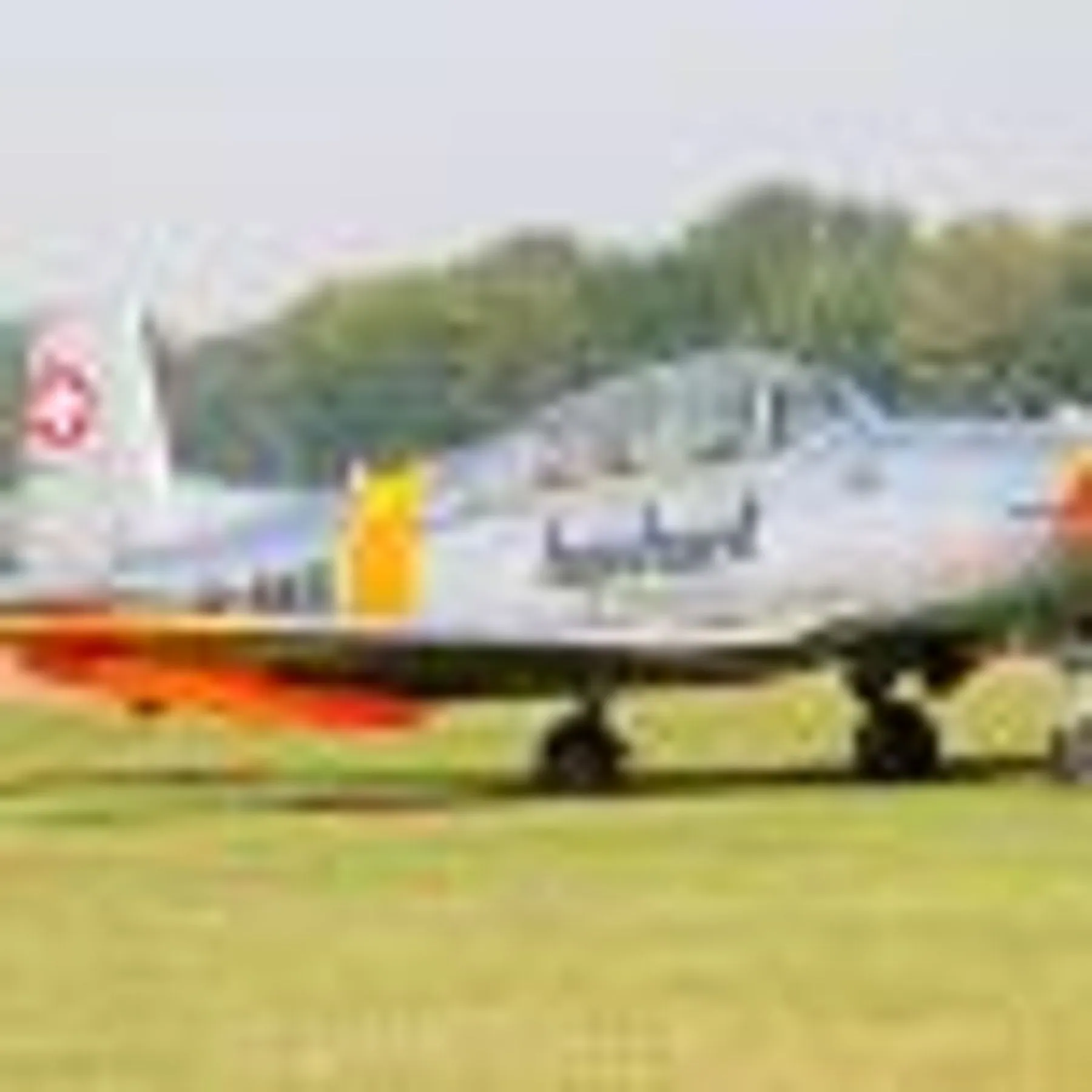 Besuchergruppe zwischen Segelflugzeugen am Start